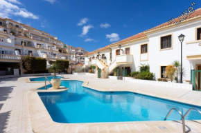 Stylish design with ocean, pool view, King size bed, Wifi, Smart Tv, free parking 2 pools access